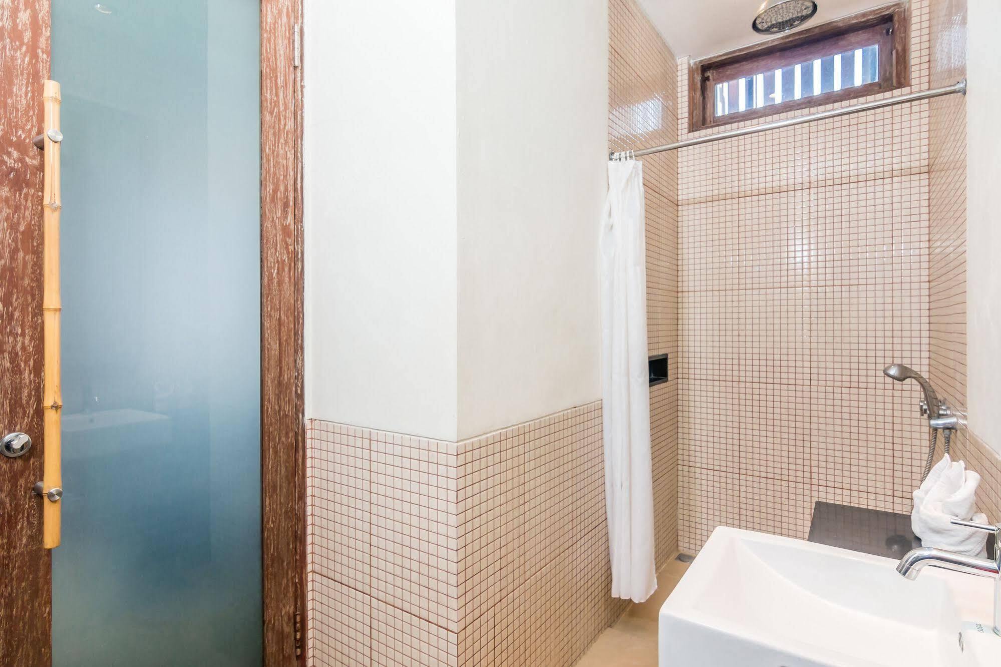 Zen Rooms Badung Nyangnyang Sari Кута Екстериор снимка